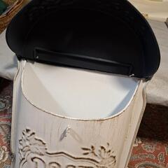 海外のホワイト色のポストの画像