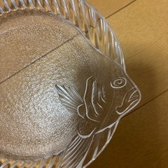 決まりました！ガレージセール　8.シュールな魚のガラス皿　2枚セットの画像