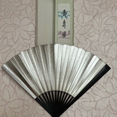両面デザインの高級扇子（黒竹／金銀）の画像