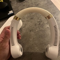 羽なし首かけ扇風機の画像