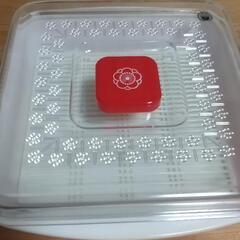 昭和レトロ   食品保存容器 透明・赤の画像