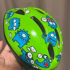 セット！子供用ヘルメットと大きな音から耳を守るイヤーマフの画像