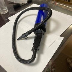夏に活躍浮き輪に　空気入れ