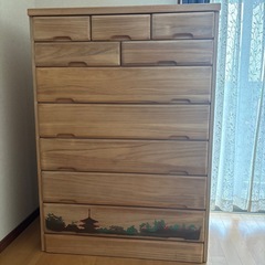 オシャレな古都の柄の入った桐箪笥