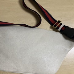 ⭐︎値下げしました⭐︎GUCCI ボディバッグ　ウエストバッグ　ホワイト　白　ロゴの画像