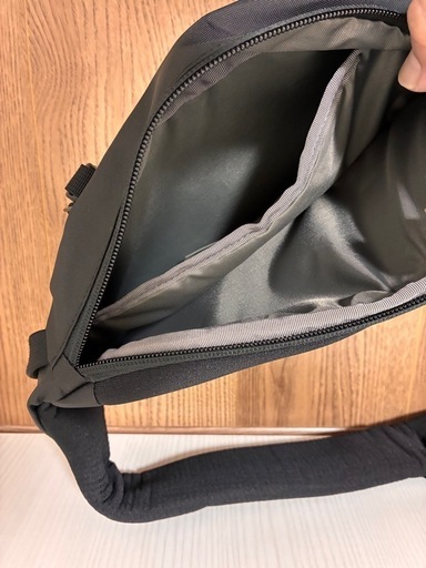 極美品】パタゴニア アトムスリング8L 黒色ボディバッグ (けん