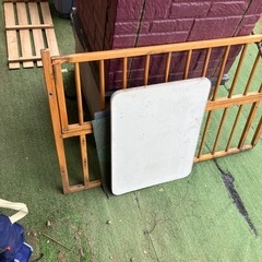 白い小さいテーブル