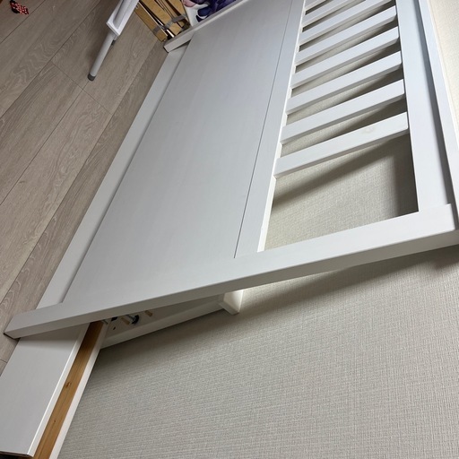 スノコつき白いベッド　　