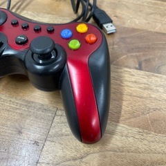 ELECOM ゲームコントローラー レッドの画像