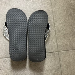 スパンコールのサンダルの画像