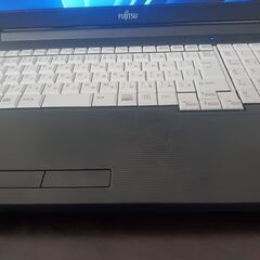 富士通 高年式高性能10世代Corei5　4コア8スレッド　メモリ8G 高速SSD搭載メモリ大容　 大画面15.6インチ　Wifi対応　　カメラ内蔵　Windows11搭の画像