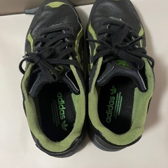 adidasスニーカーの画像