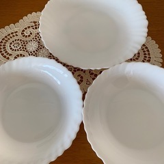 シンプルな白い皿３枚の画像