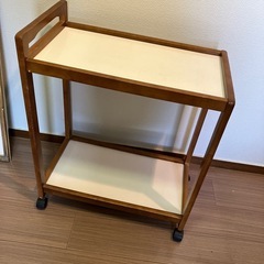 キャスター付き木製ラック