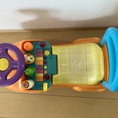 子供用おもちゃの車の画像