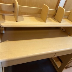 子供勉強机と棚の画像