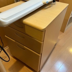 子供勉強机と棚の画像