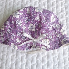 ベビー 帽子 女の子　44 ゴム付き　リバティ柄の画像