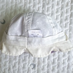 ベビー 帽子 女の子　44 ゴム付き　リバティ柄の画像