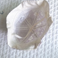 ベビー 帽子 女の子　44 ゴム付き　リバティ柄の画像