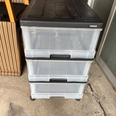 中古のキャスター付き収納ケースになります、