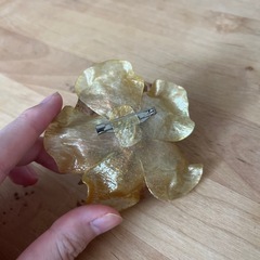 ブローチ　花　革製　アンティークの画像
