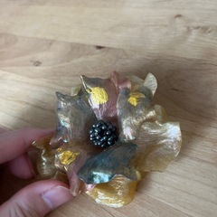 ブローチ　花　革製　アンティークの画像