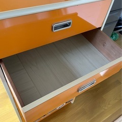 無料で差し上げます：木製チェスト（7段）オレンジ色の画像