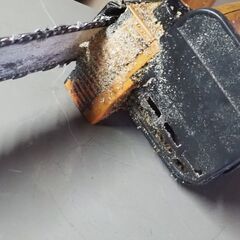 電動チェンソー、伐採、木材切、動作OKの画像