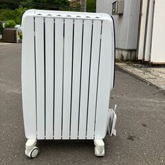 デロンギ　オイルヒーター　QSD0712-MB　県内配送相談可の画像