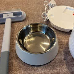 猫飲水機、食器、抜け毛取りブラシの画像