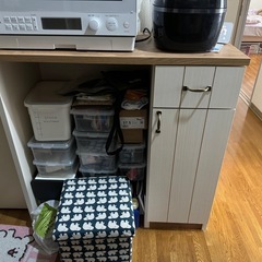 ゴミ箱がすっきり納まるキッチンカウンターの画像