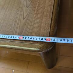 木製テーブルの画像