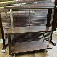 木製のシェルフ（３段ラック）と木製パーティション