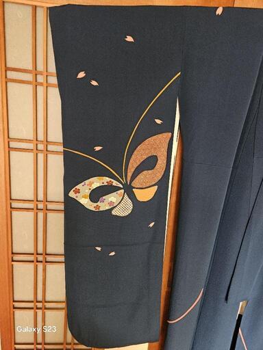 世界的人形師辻村寿三郎さんの蝶々、花びら振袖 ブルー色風深い色です