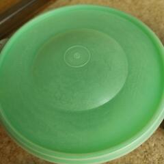 中古タッパー　タッパーウエア　緑の円形のもの外径約19.5cmの画像