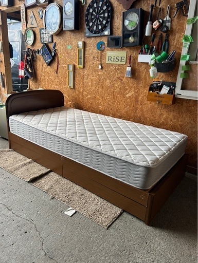 E1901   シングルベッド　マットレス付き　傷あり　引き出し付き