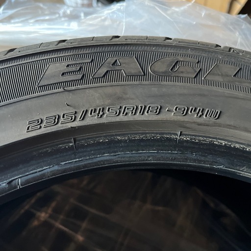 車のパーツ 235/45R18