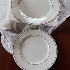 ☆値下げ　オシャレ未使用　美品 COMME CA DU MODE　コムサ　食器セット カップ& ソーサー×2セット+小皿×2枚+大皿×2枚　ホワイト の画像
