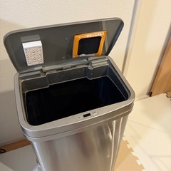 自動開閉式ゴミ箱の画像