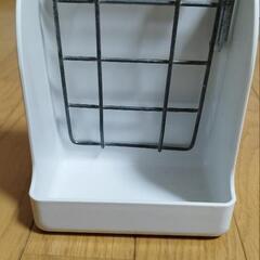 ウサギ等の小動物用エサ入れ
