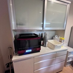 白基調カップボードの画像