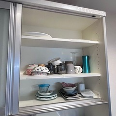 白基調カップボードの画像