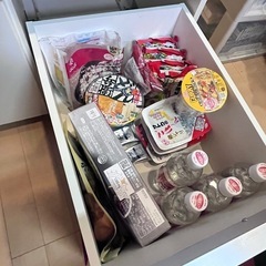 白基調カップボードの画像