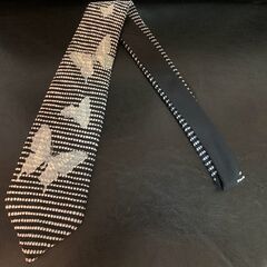 蝶モチーフの粋な一本・絞り染めネクタイ（黒×白×グレー）の画像
