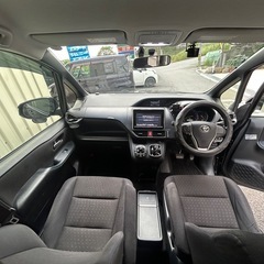 トヨタ　ノアハイブリッドG 80系　ミニバン　ソーラーパネル　キャンプ　車中泊の画像
