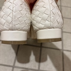 ホワイト 編み込み フラットシューズ 24.0の画像