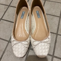 ホワイト 編み込み フラットシューズ 24.0の画像