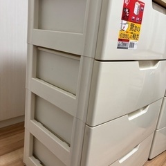 椅子　衣装タンスの画像