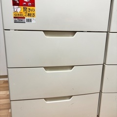 椅子　衣装タンスの画像